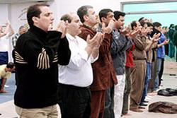 شركة أمريكية توقف 23 سائقاً مسلمًا عن العمل بسبب الصلاة
